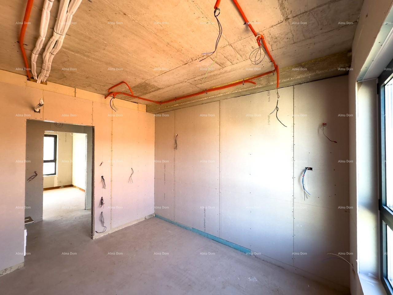 Heller Rohbau-Raum mit einem Fenster und sichtbaren Elektroinstallationen, bereit für den Innenausbau.