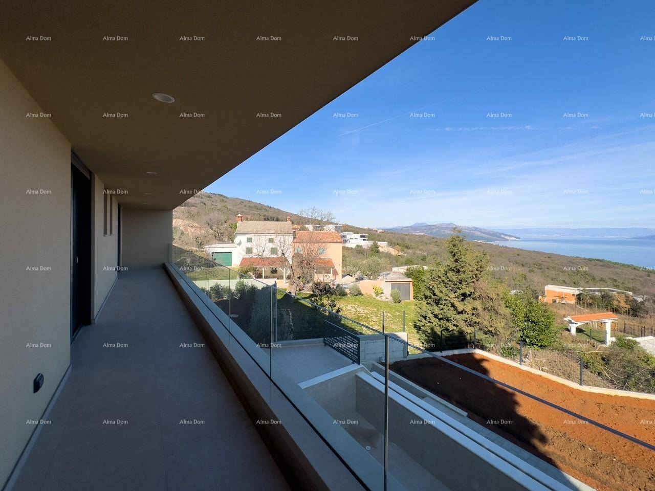 Langer Balkon mit Glasgeländer und atemberaubendem Panoramablick auf das Meer und die Berge.