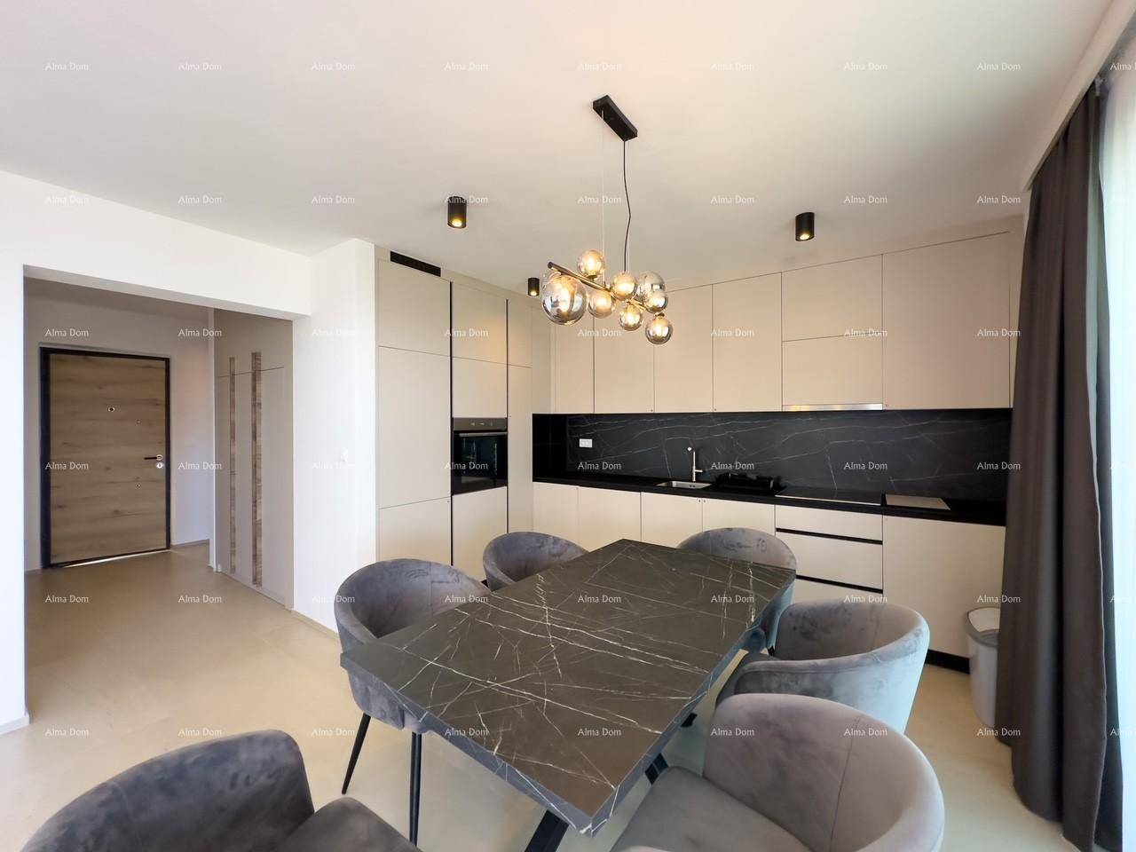 Moderne Einbauküche mit hellen Schränken, dunkler Arbeitsplatte, integriertem Backofen und Essbereich.