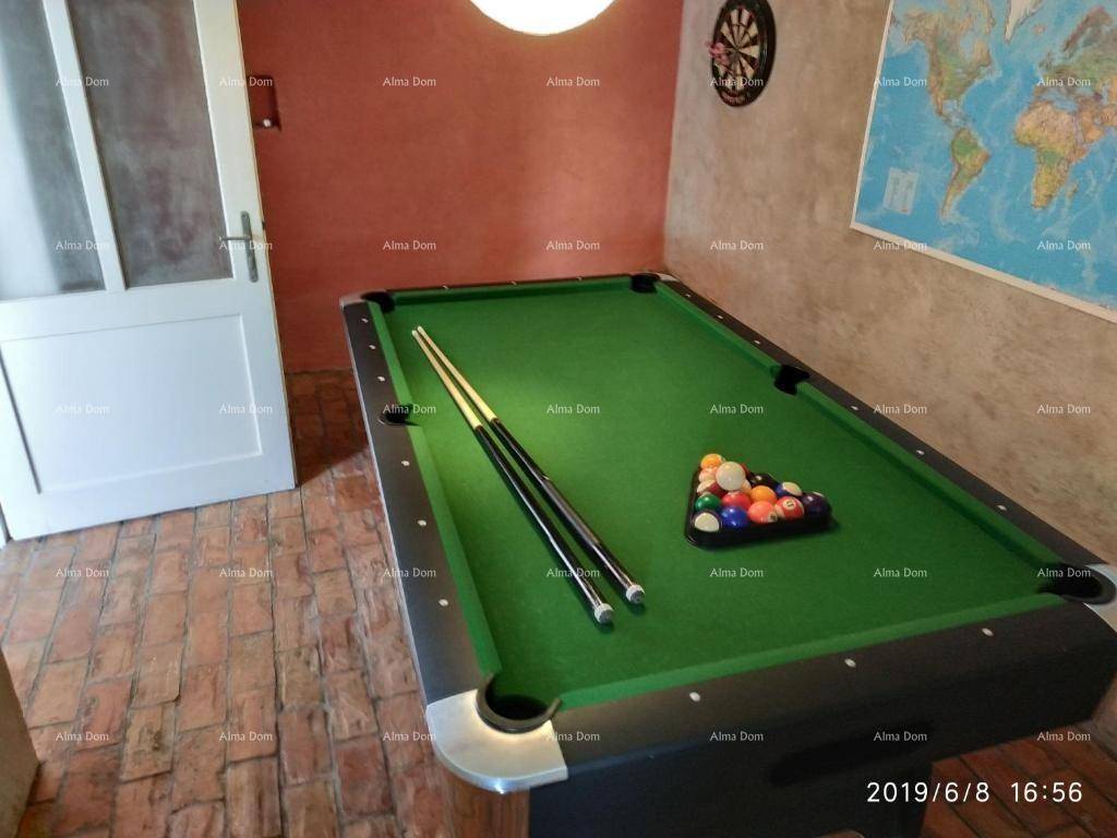Spielzimmer mit Billardtisch und Dartscheibe, perfekt für Unterhaltung und Freizeit.