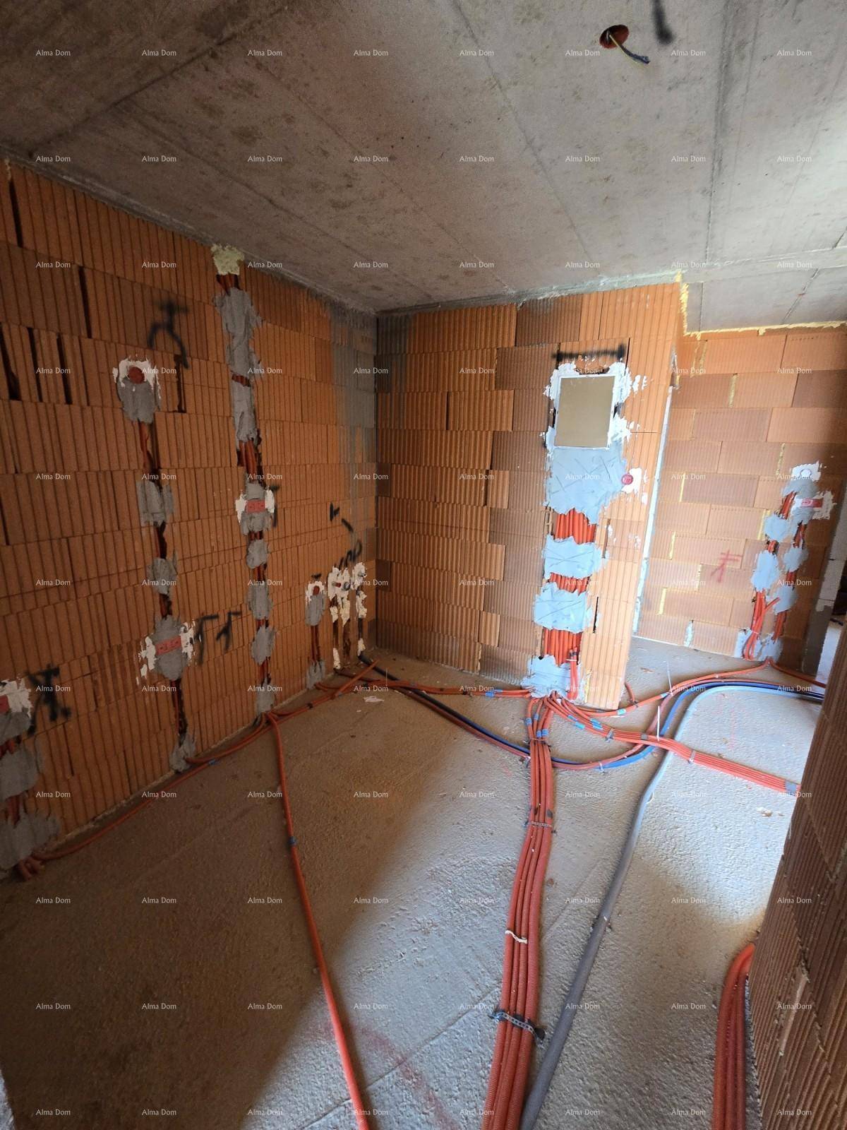 Rohbau-Innenraum mit unverputzten Ziegelwänden, Betonboden und vorbereiteten Installationen für Elektrik und Sanitär.