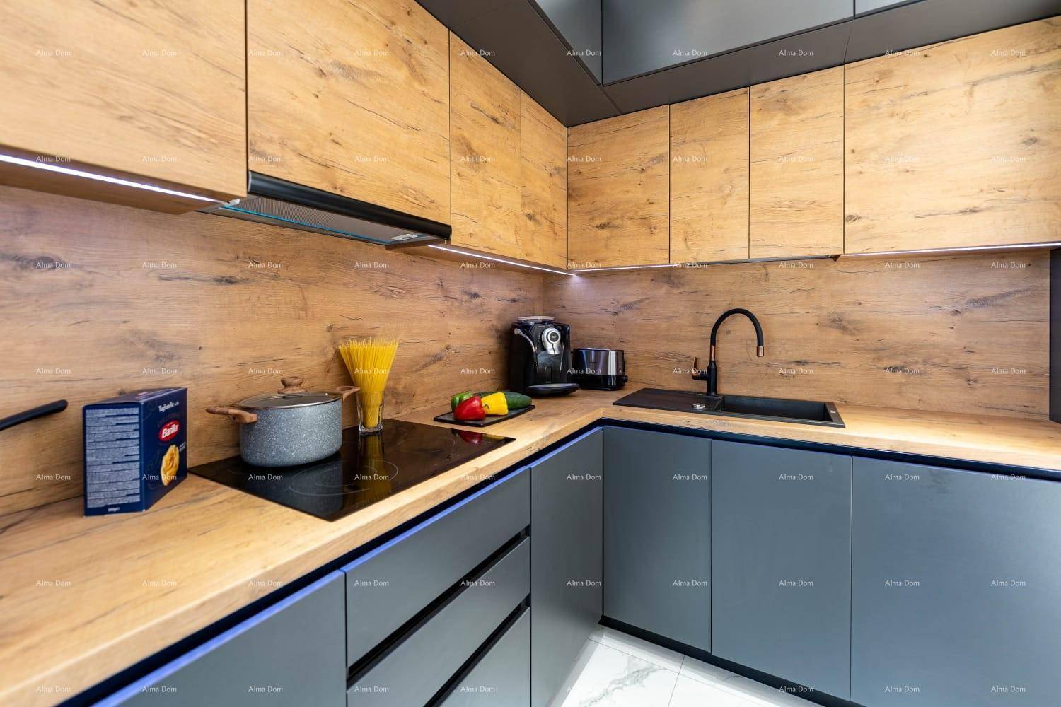 Moderne Küche mit Holz- und Anthrazitfronten, Induktionskochfeld und integrierten Geräten.