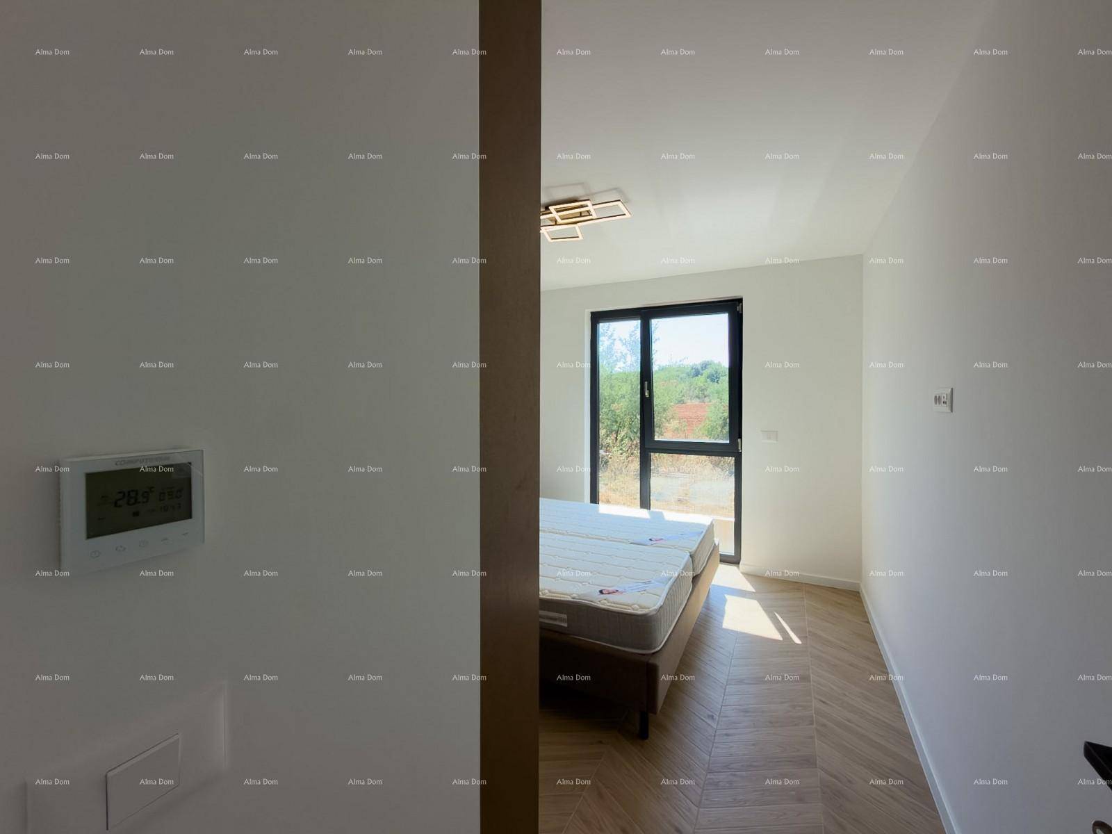 Blick vom Flur in ein helles Schlafzimmer mit Bett und großem Fenster, das viel Licht hereinlässt.