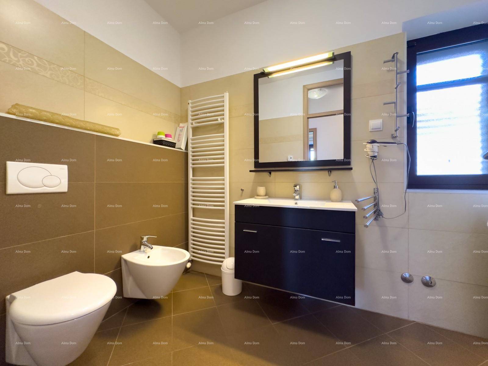 Modernes Badezimmer mit Bidet, Wand-WC, Waschbecken und beheiztem Handtuchhalter.