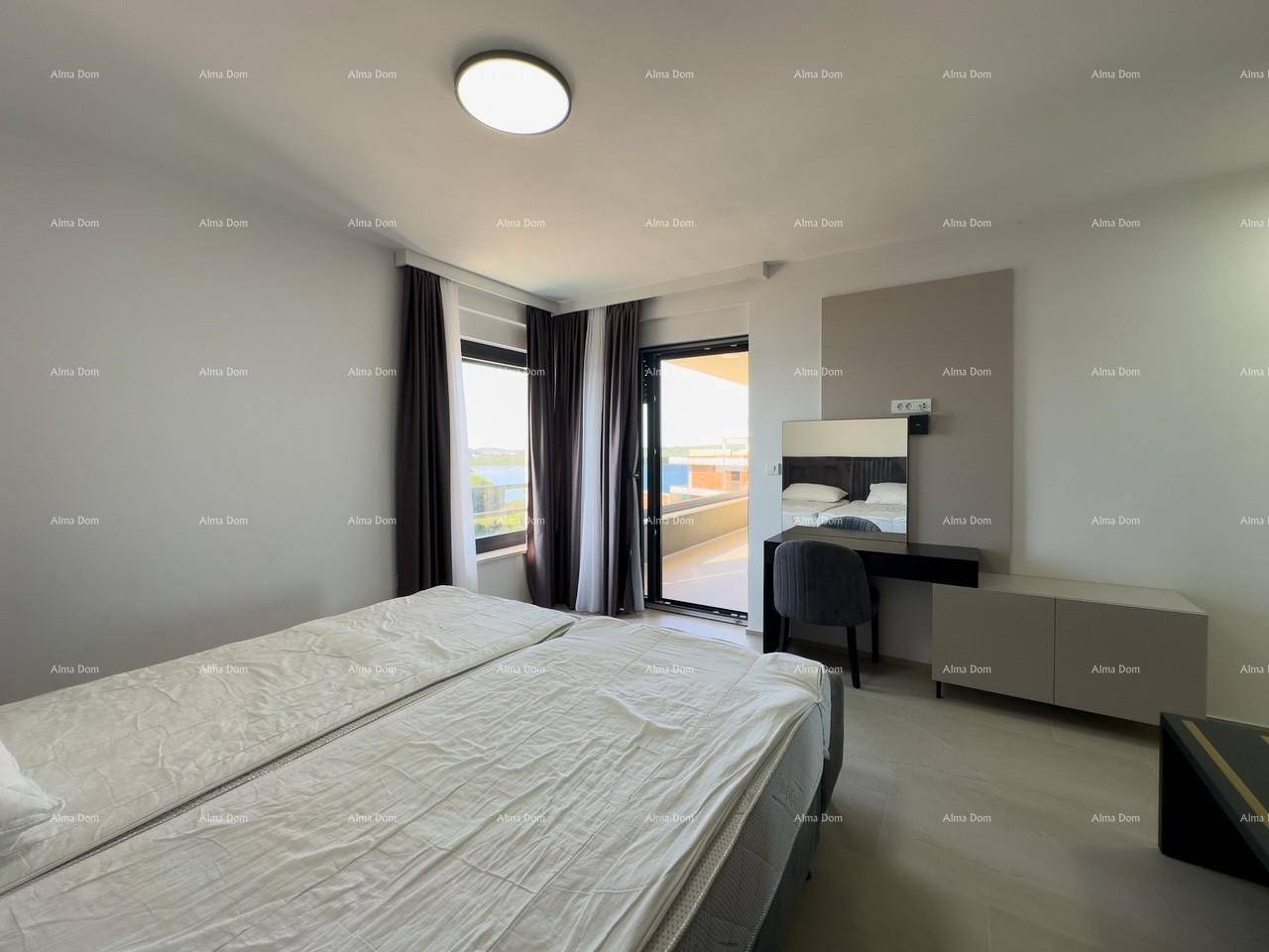 Helles Schlafzimmer mit Doppelbett, Schminktisch und Zugang zu einem Balkon mit Meerblick.