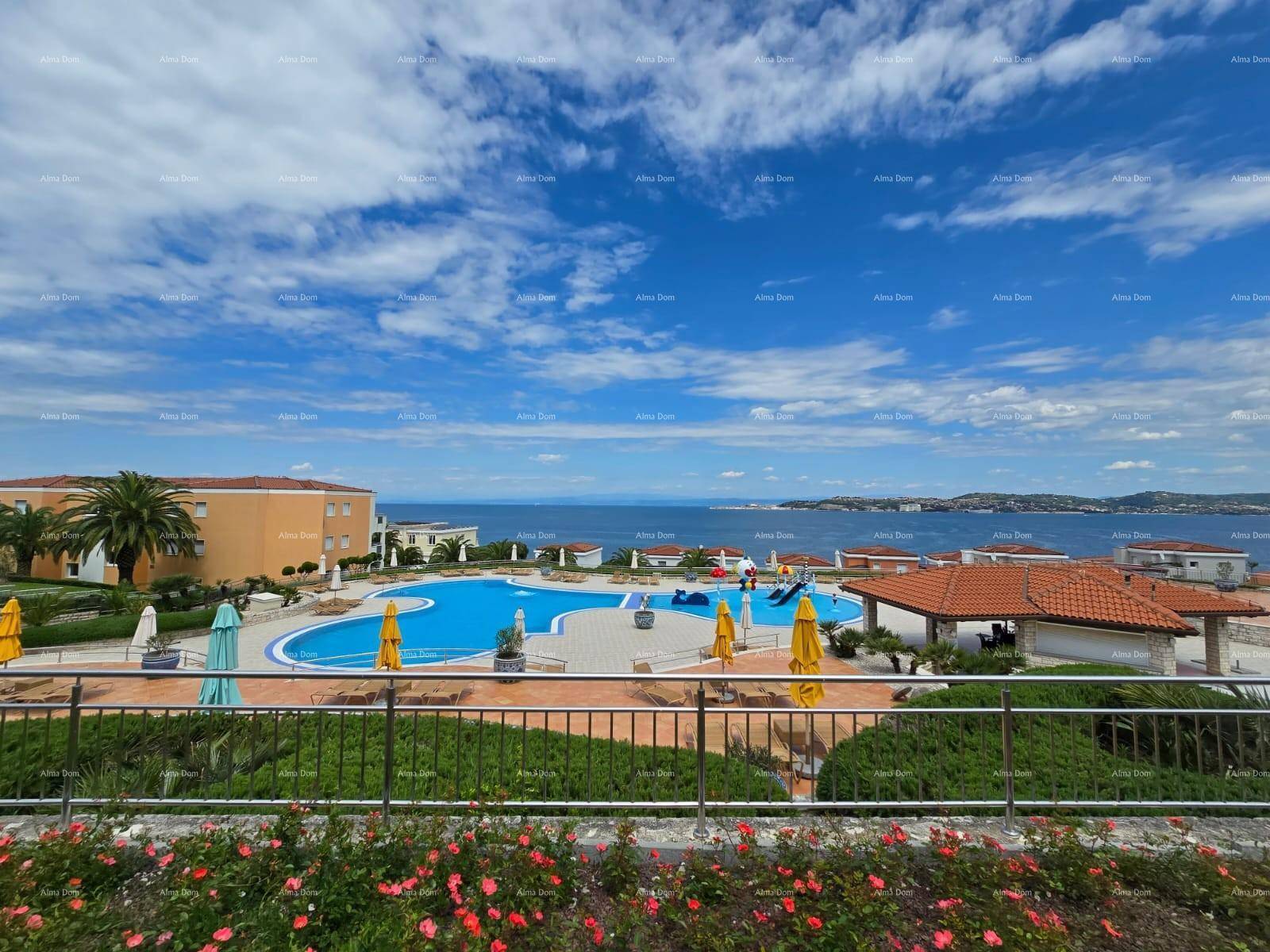 Großzügige Poollandschaft mit vielen Liegeplätzen und einem atemberaubenden Blick auf das Meer.