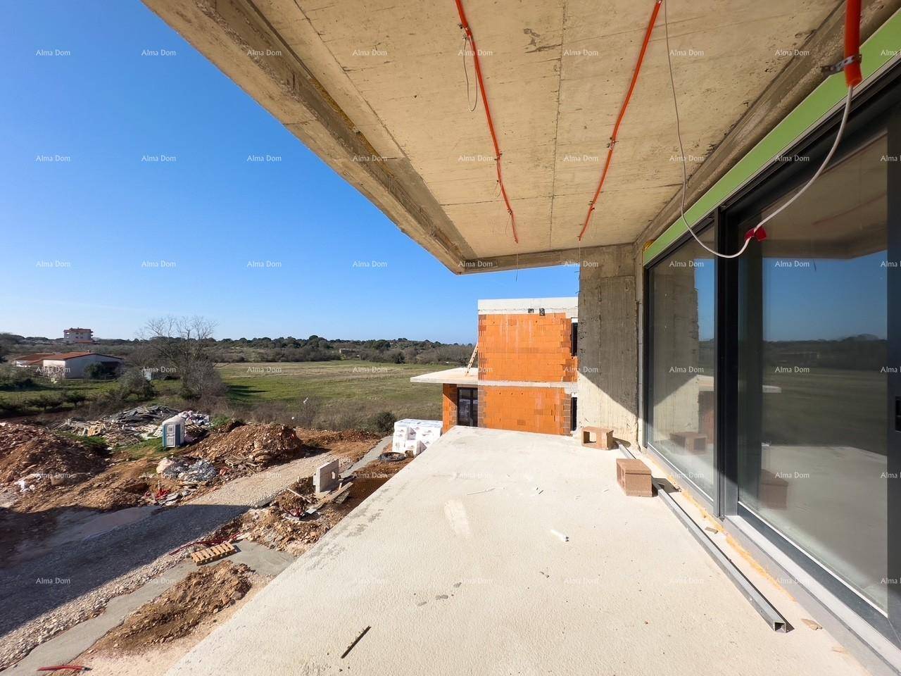 Weitläufiger Blick von der Baustelle einer Terrasse auf die Umgebung und weitere Neubauten.