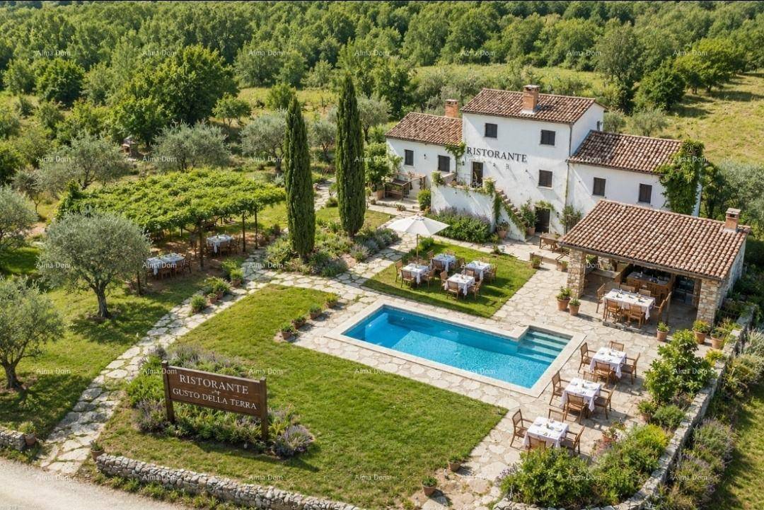 Weitläufige mediterrane Anlage mit Pool, Restaurantbereich und üppiger grüner Landschaft aus der Vogelperspektive.