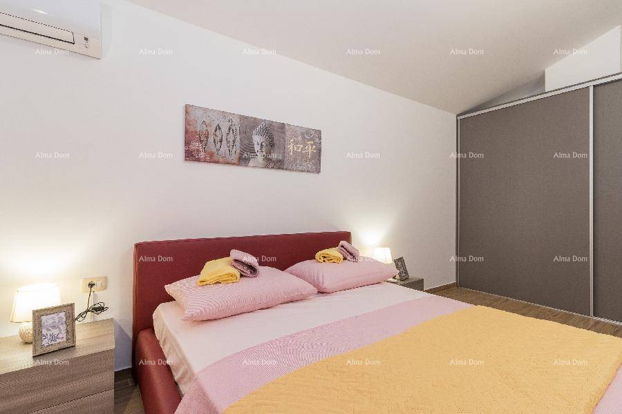 Komfortables Schlafzimmer mit Doppelbett, Nachttischen und einem praktischen Einbauschrank.