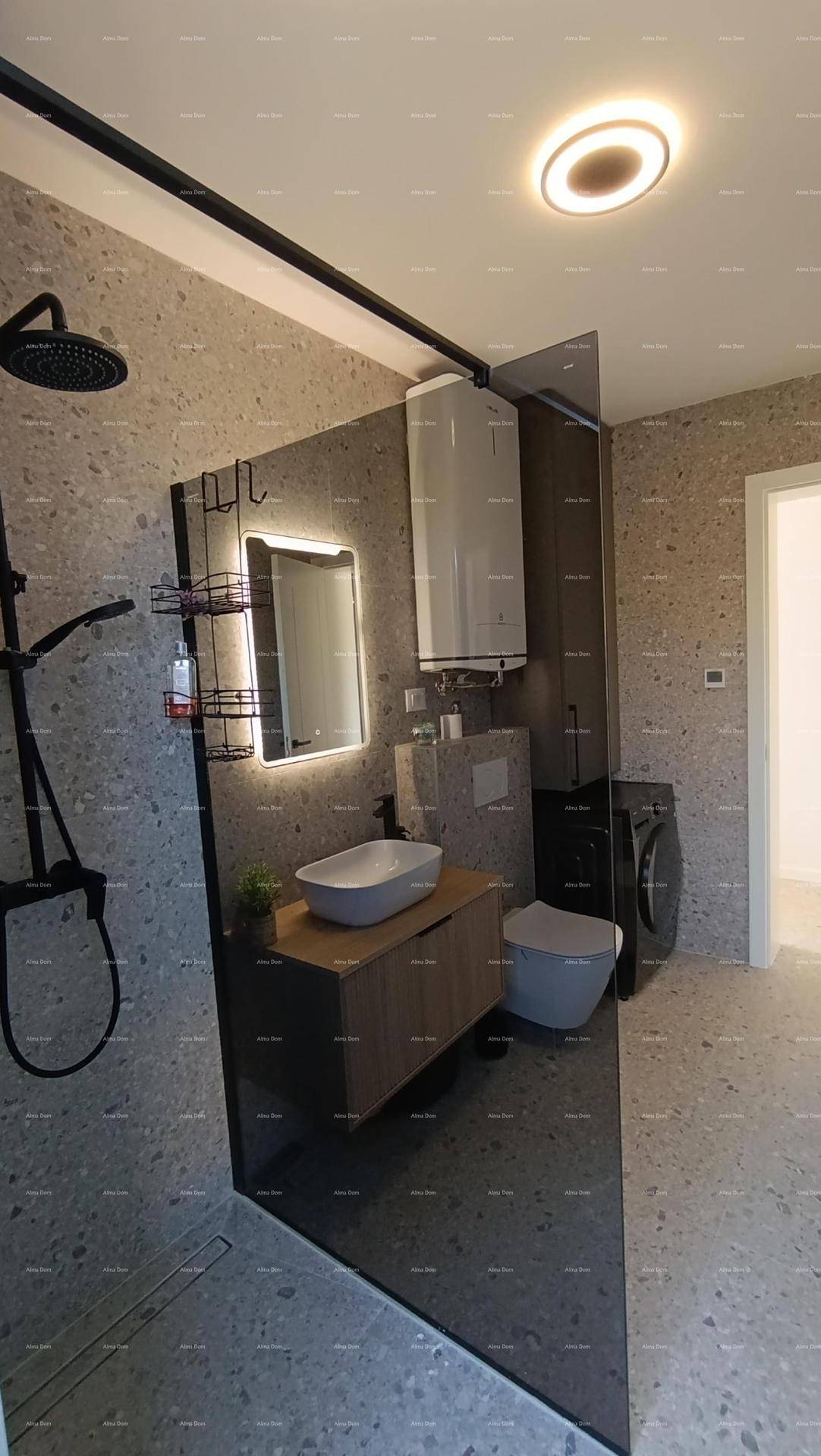 Zeitgemäßes Badezimmer mit großer Dusche, beleuchtetem Spiegel und Waschmaschine.