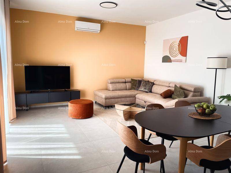 Gemütlicher Wohnbereich mit Ecksofa, Fernseher und stilvoller Dekoration in warmen Farbtönen.