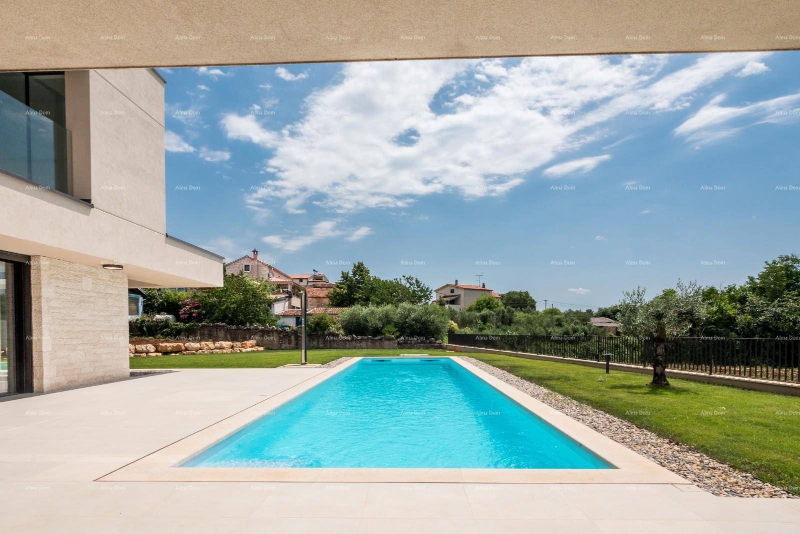 Großer Swimmingpool mit gefliester Terrasse und Blick auf die umliegende Landschaft.