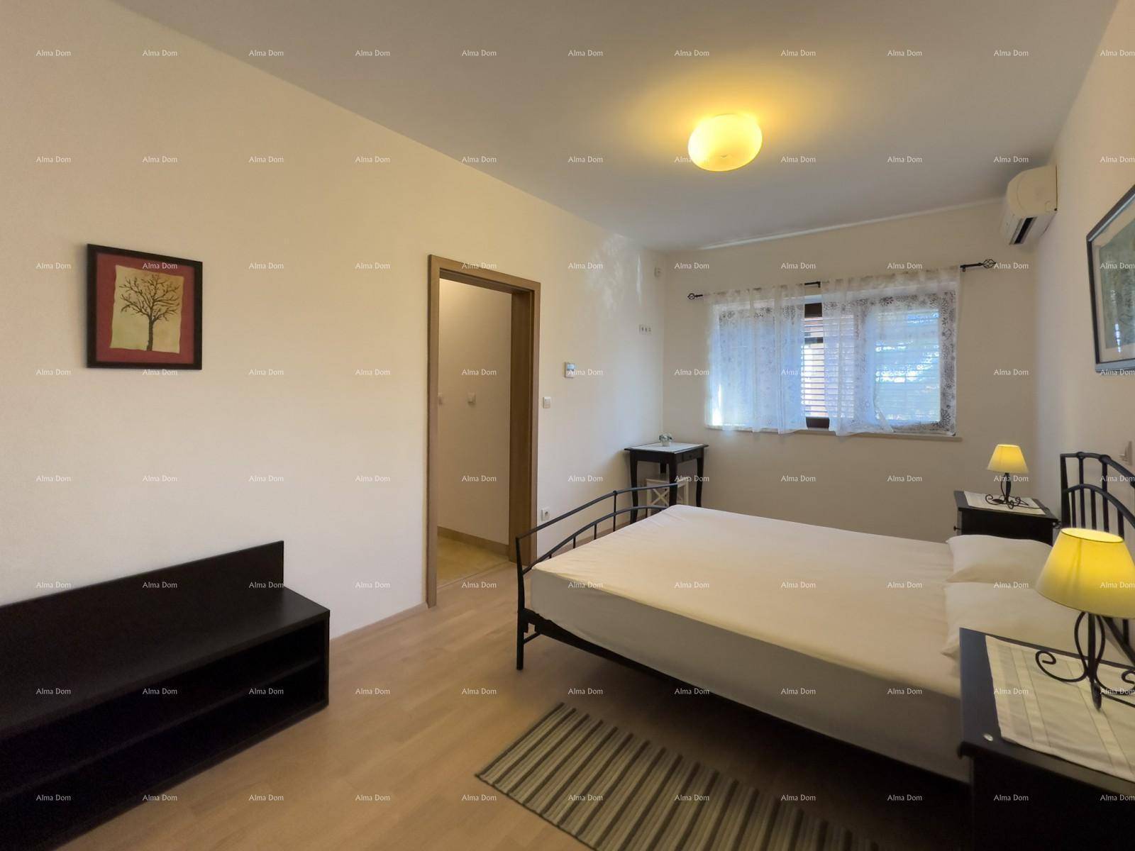 Schlafzimmer mit Doppelbett, Nachttischen und Blick auf den Flur.