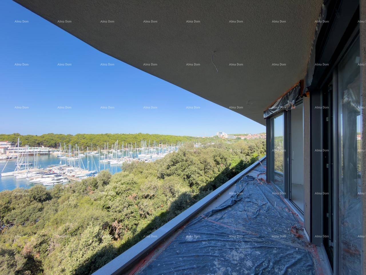 Balkon im Bau mit beeindruckendem Blick auf den Yachthafen, das Meer und die umliegende grüne Landschaft.