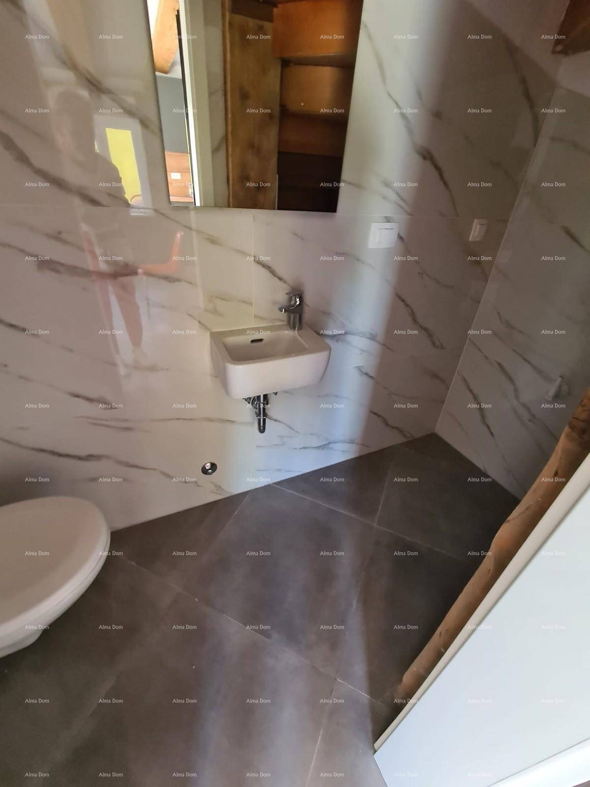 Helles Gäste-WC mit eleganten Marmorfliesen und minimalistischem Design.