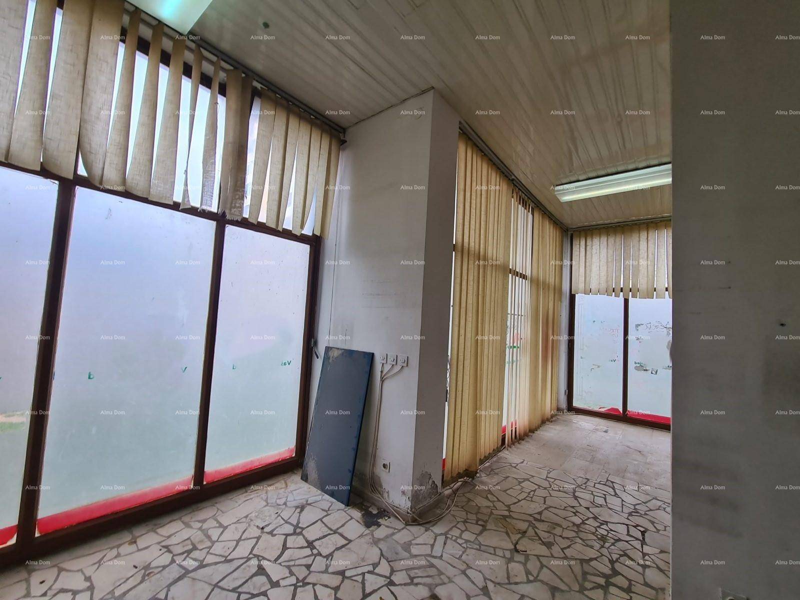 Großer Geschäftsraum mit Mosaikboden und vielen Fenstern, die viel Tageslicht hereinlassen.