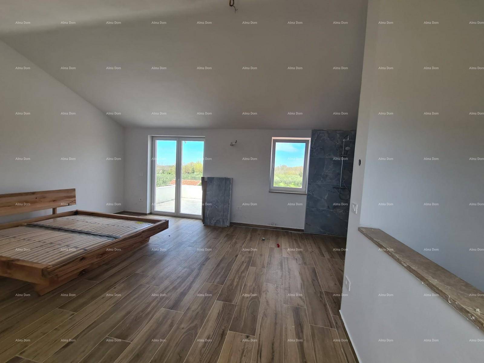 Geräumiges Schlafzimmer mit Holzboden und offenem Badbereich mit Zugang zum Außenbereich.