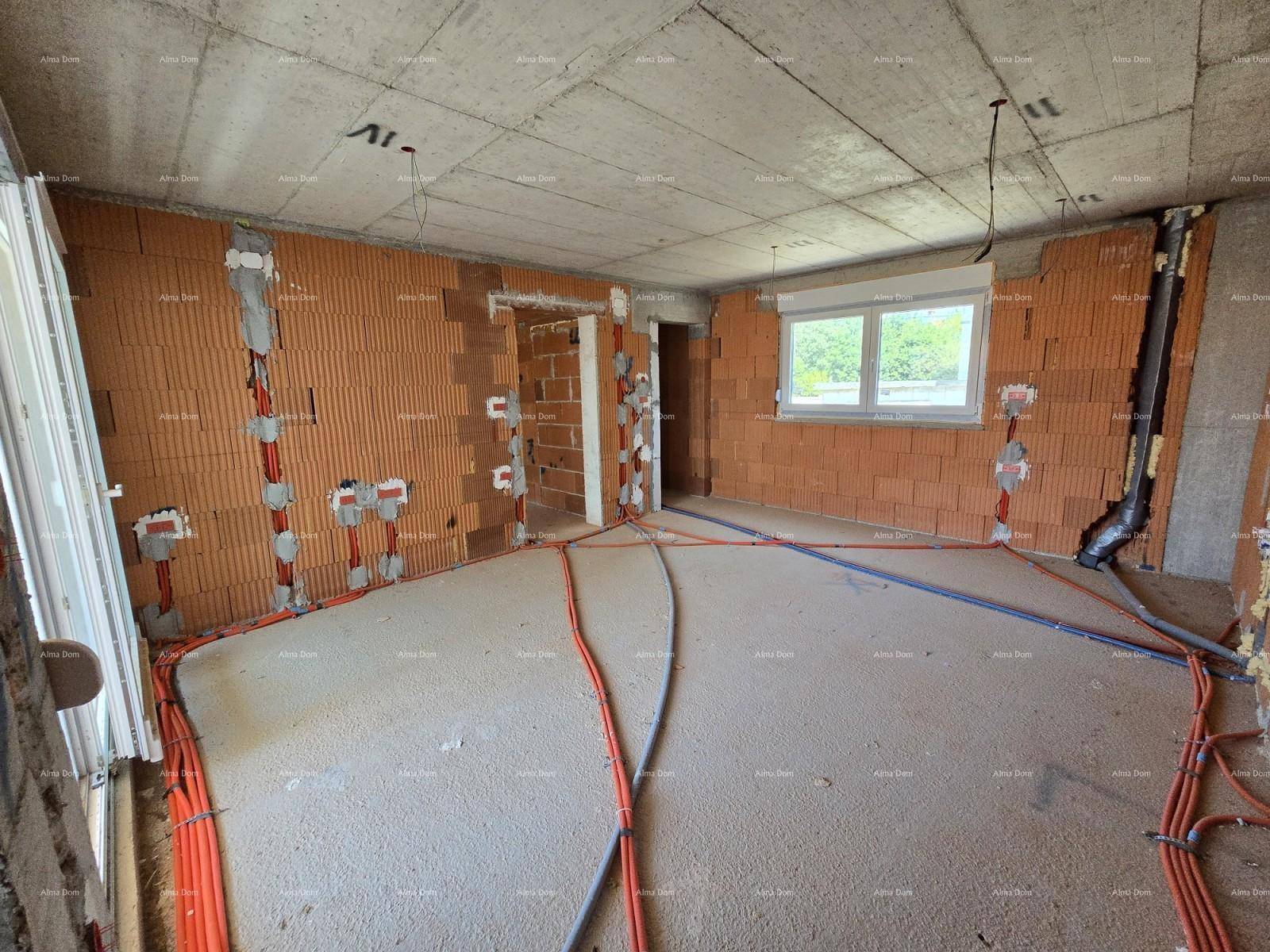 Geräumiger Wohnbereich im Rohbau mit Ziegelwänden, Fenstern und sichtbaren Installationen.