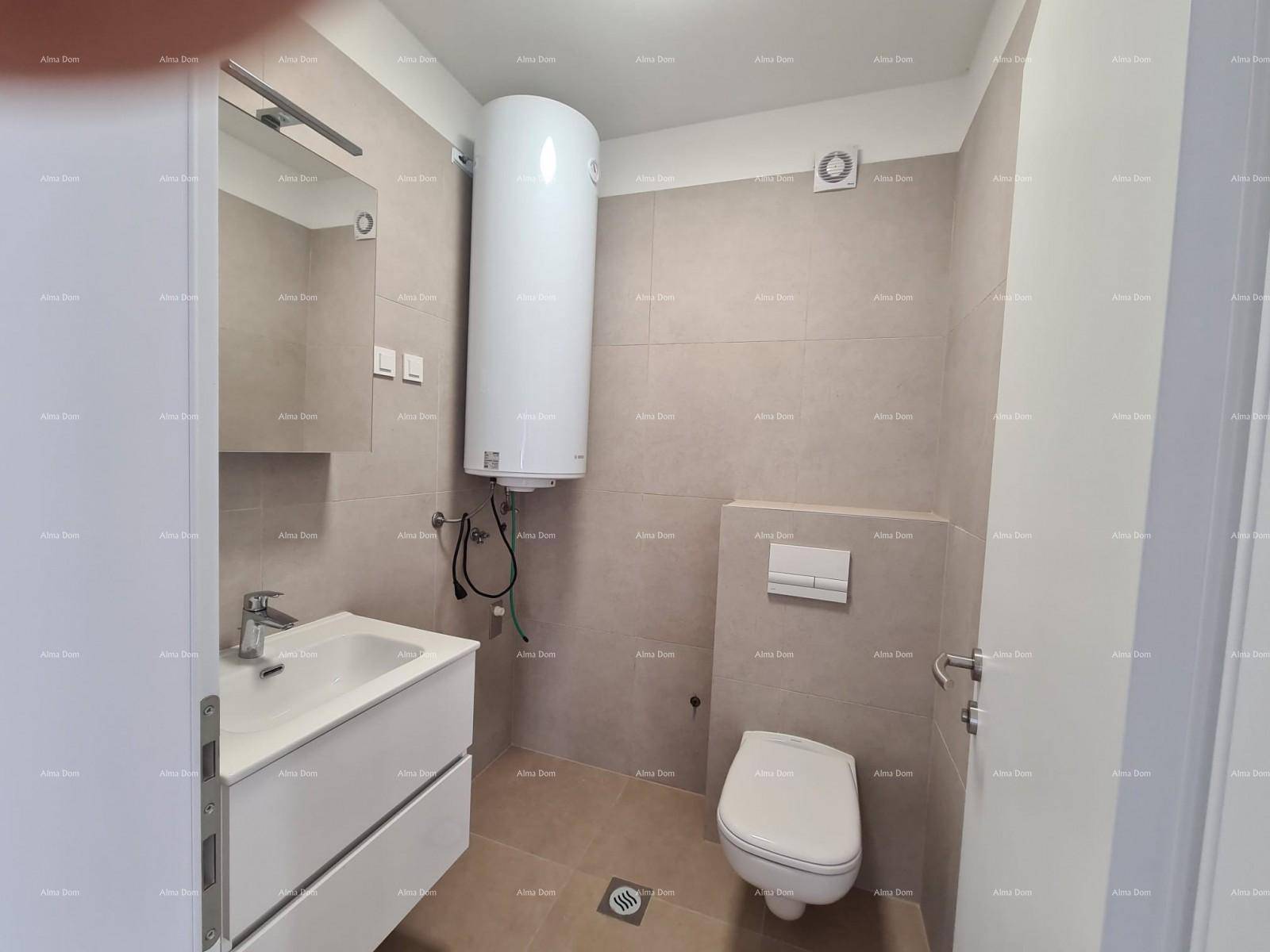 Modernes Gäste-WC mit Wand-WC, Waschtisch und Warmwasserboiler.