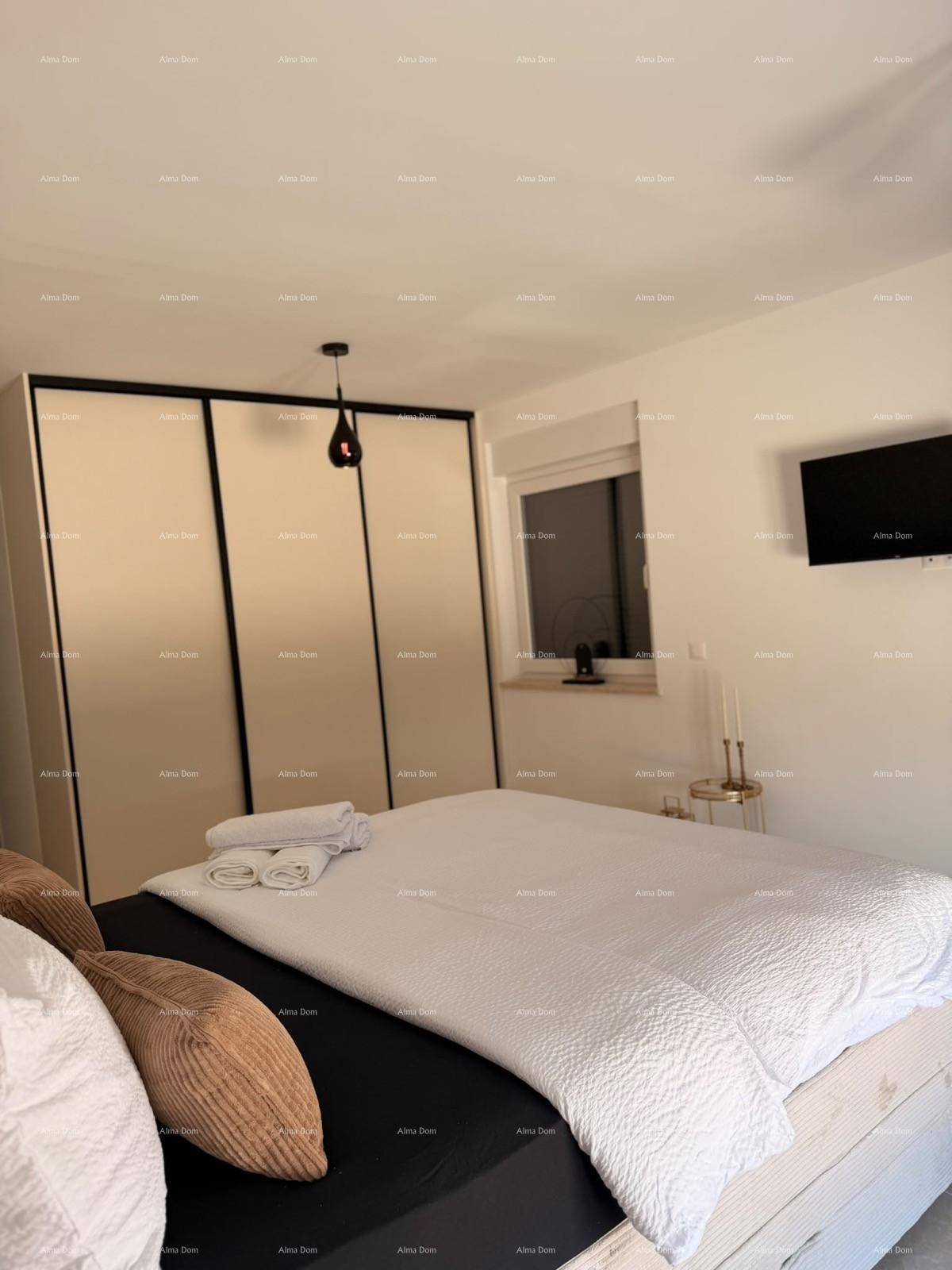 Helles Schlafzimmer mit großem Bett, Schiebetürenschrank und Fenster für viel Licht.