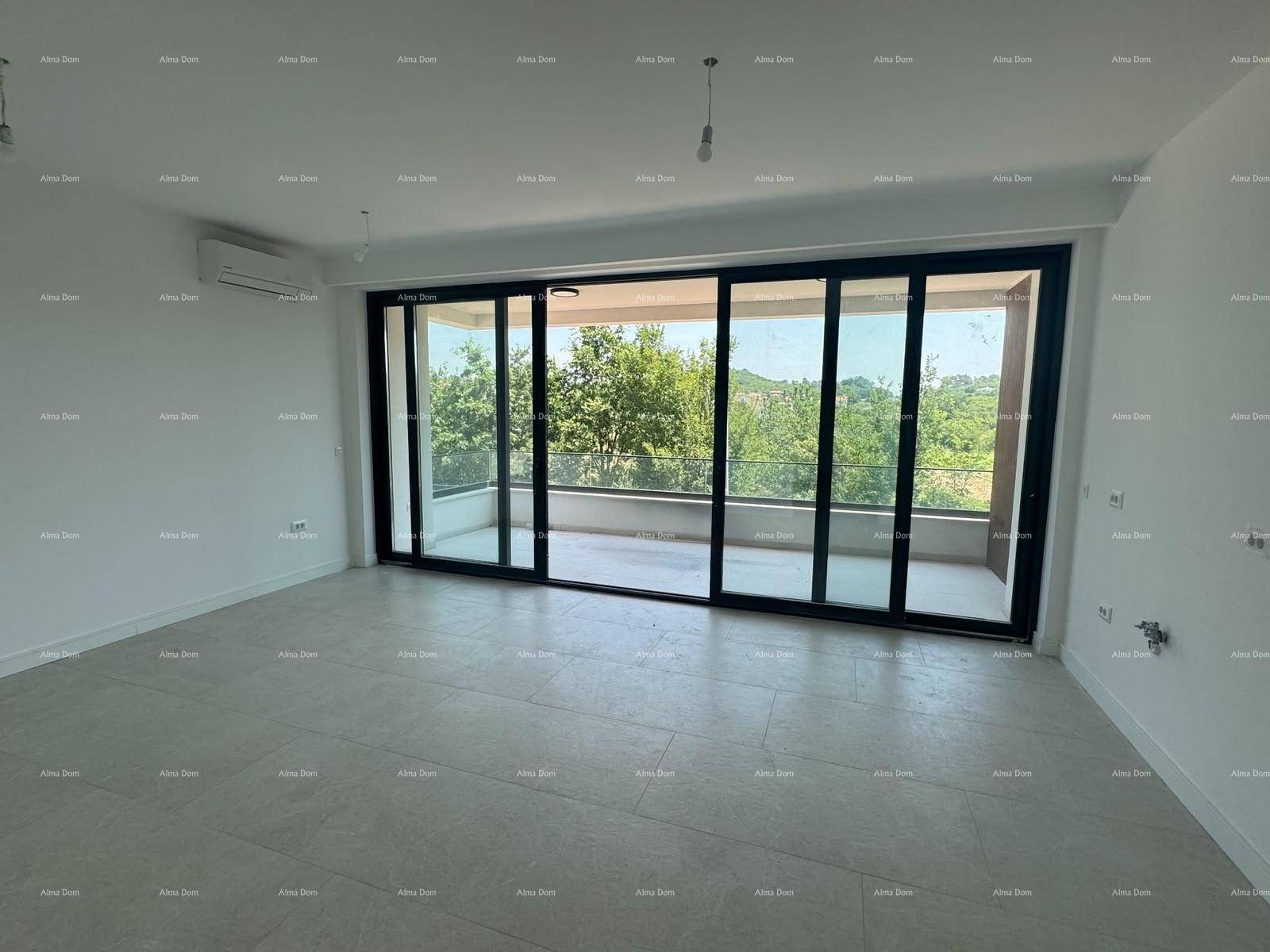 Heller Wohnraum mit großen Schiebetüren, die auf einen Balkon mit grüner Aussicht führen.