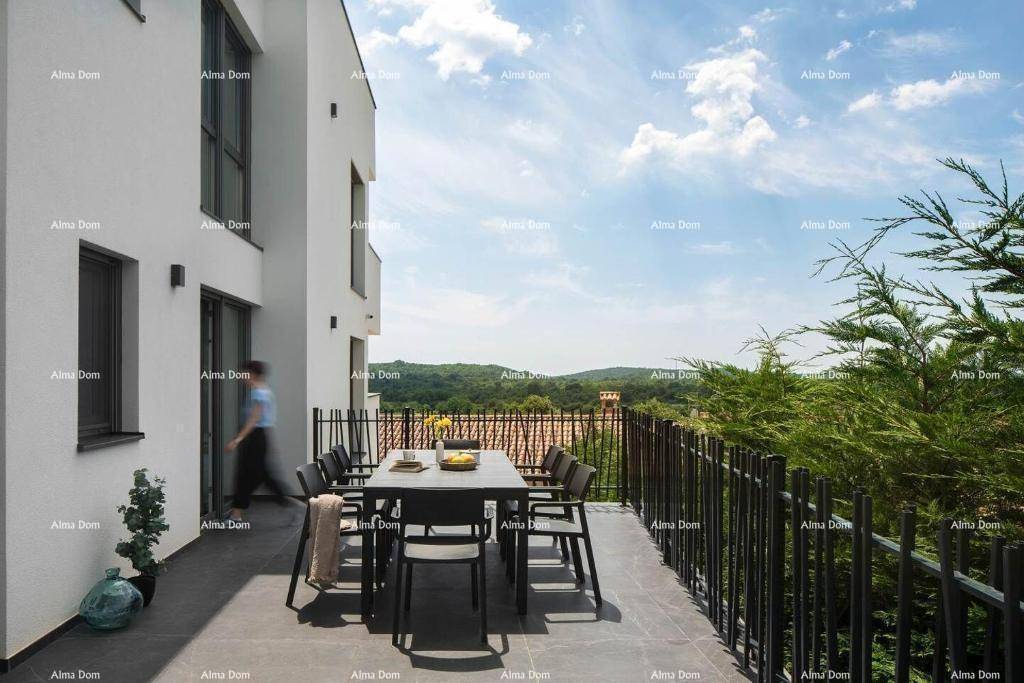 Geräumige Terrasse mit Esstisch und Stühlen, ideal für Mahlzeiten im Freien mit Aussicht.