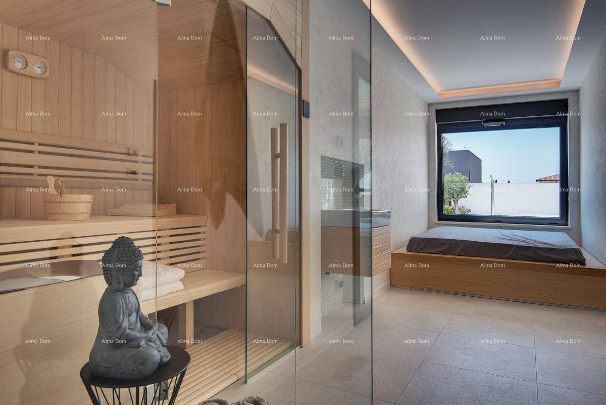 Entspannungsbereich mit Sauna und angrenzendem Schlafbereich, ideal für Wellness.