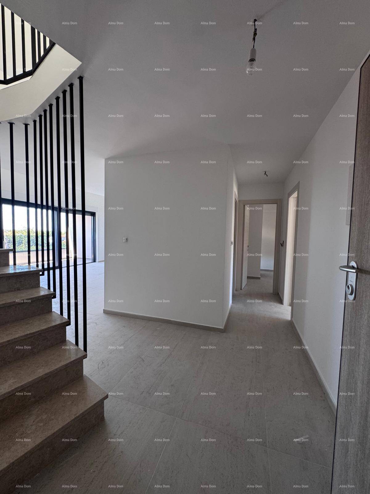 Moderner Flur mit hellgrauen Fliesen, weiß gestrichenen Wänden und einer stilvollen Treppe.