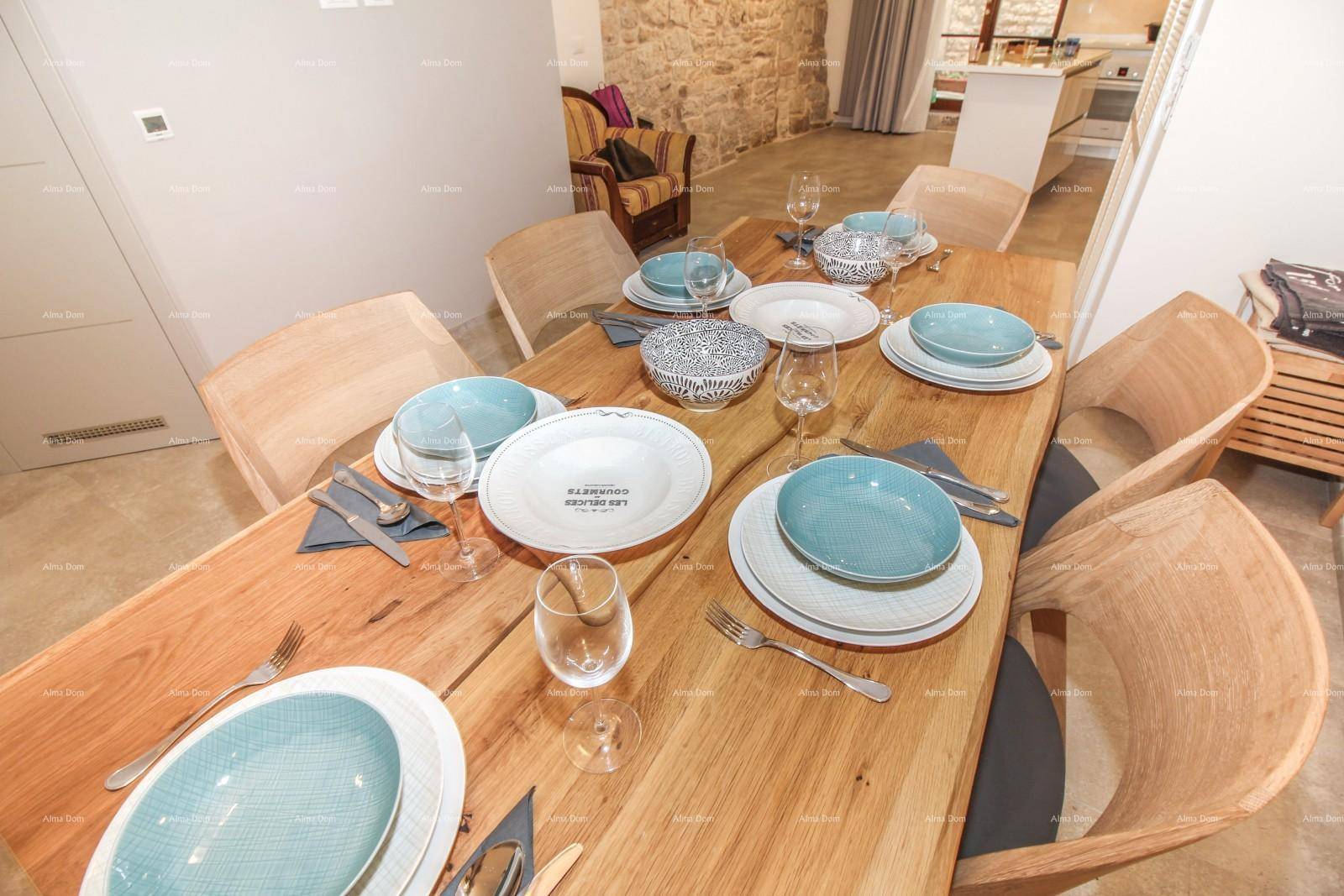 Großer Holzesstisch mit moderner Tischdekoration und Stühlen, bereit für eine Mahlzeit.