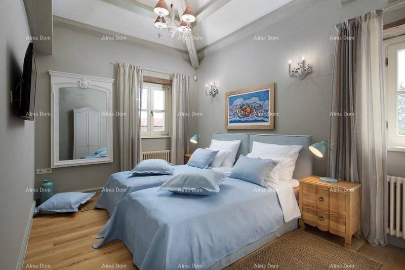 Geräumiges Schlafzimmer mit zwei Einzelbetten, Holzboden und hohen Decken.