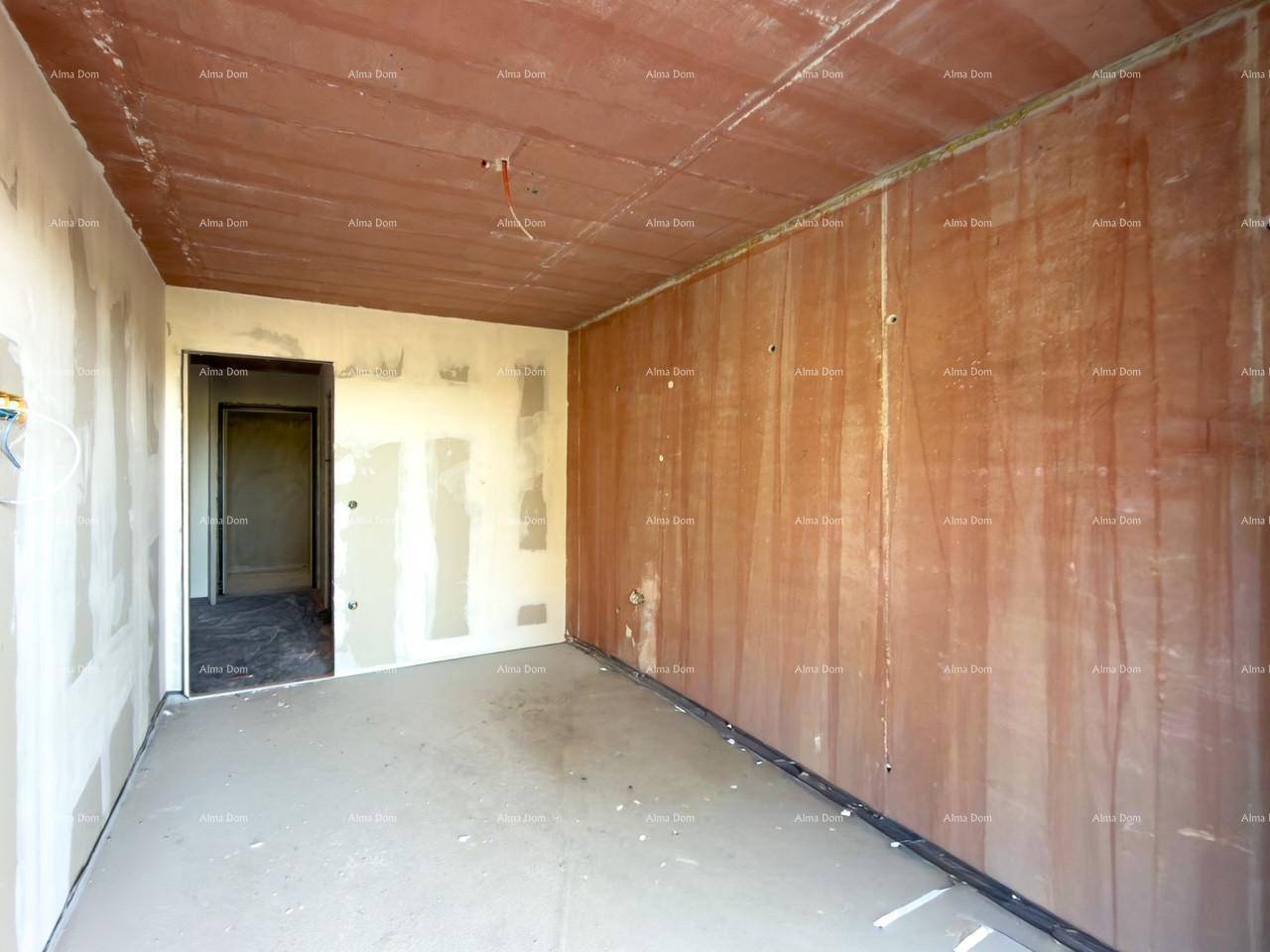 Unfertiger Raum mit unverputzten Wänden und einem Türrahmen, bereit für den weiteren Ausbau.