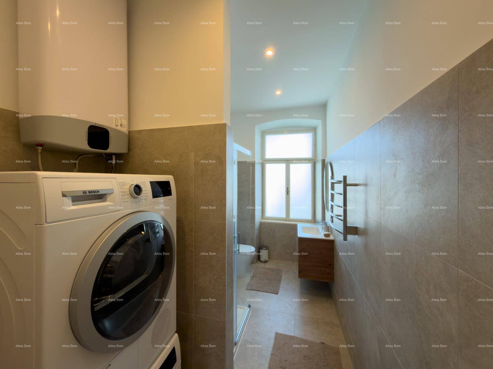 Modernes Badezimmer mit Waschmaschine, Warmwasserboiler, Dusche und Fenster für Tageslicht.