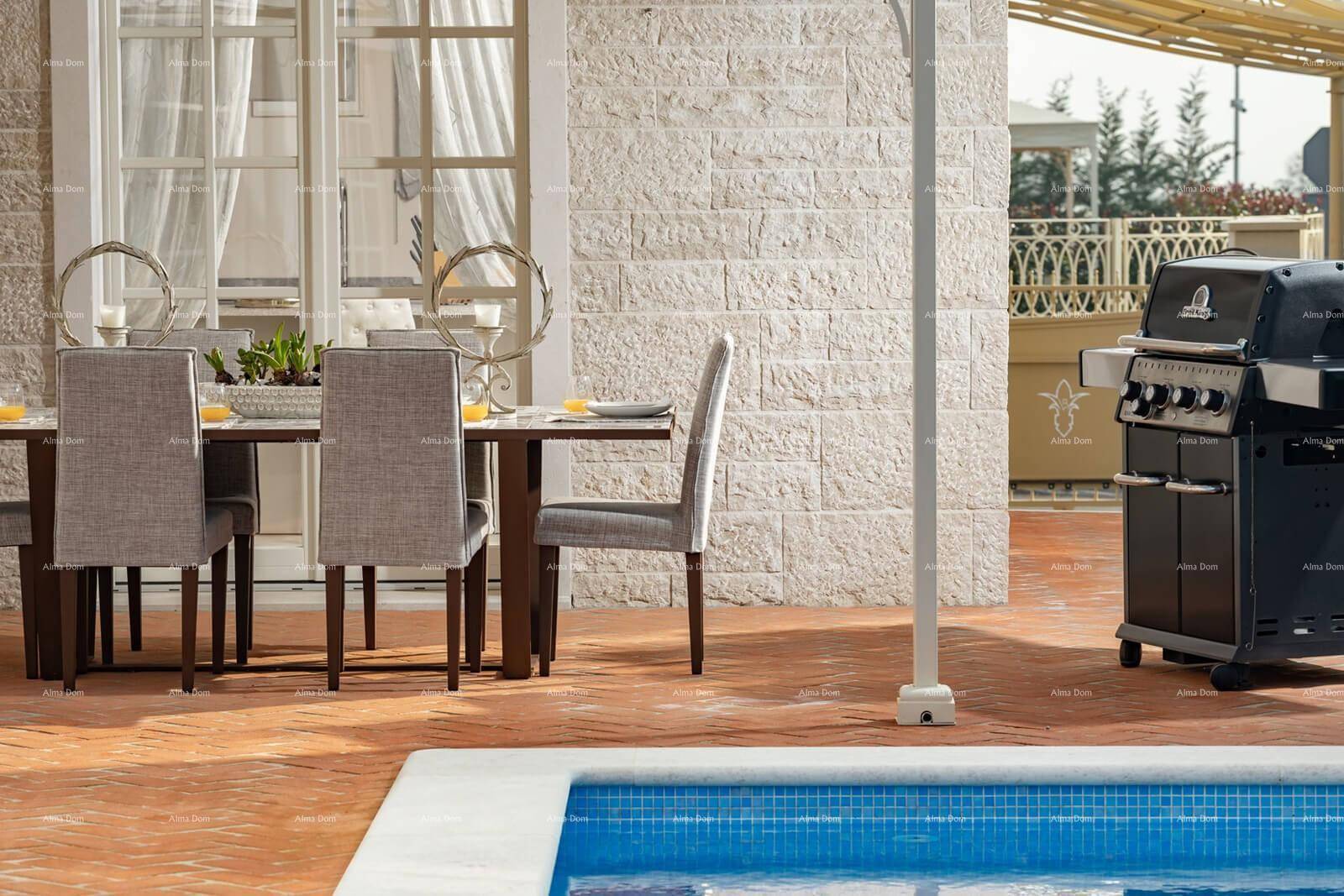 Gemütlicher Essbereich im Freien mit Grill und Blick auf den Poolbereich der Villa.