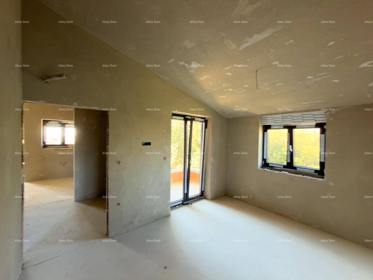 Unfertiger Raum in einem Neubau mit Fenster und Türzugang zu einem Außenbereich.
