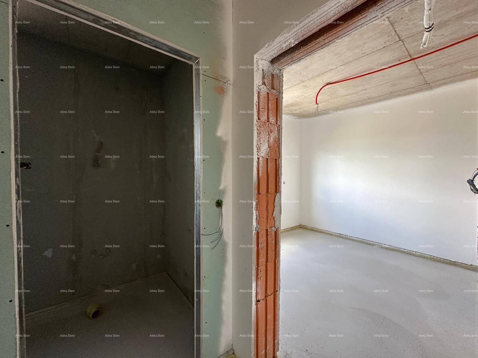 Baustelle eines Flurs mit Türrahmen und sichtbaren Ziegelwänden im Rohbauzustand.