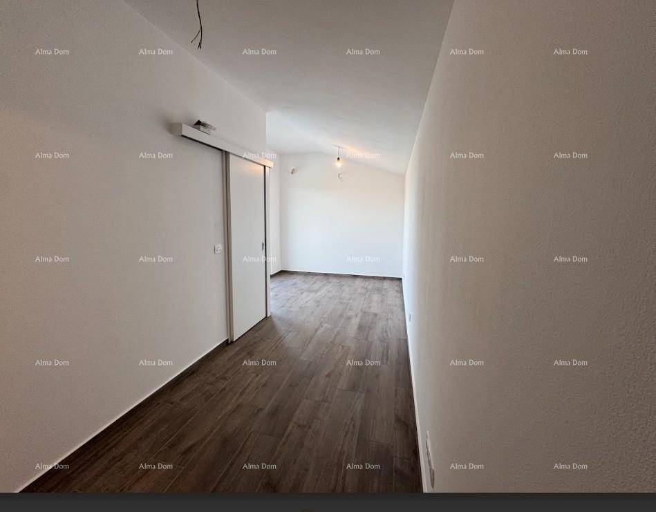Schlafzimmer mit Dachschräge, praktischen Schiebetüren und dunklem Fliesenboden.