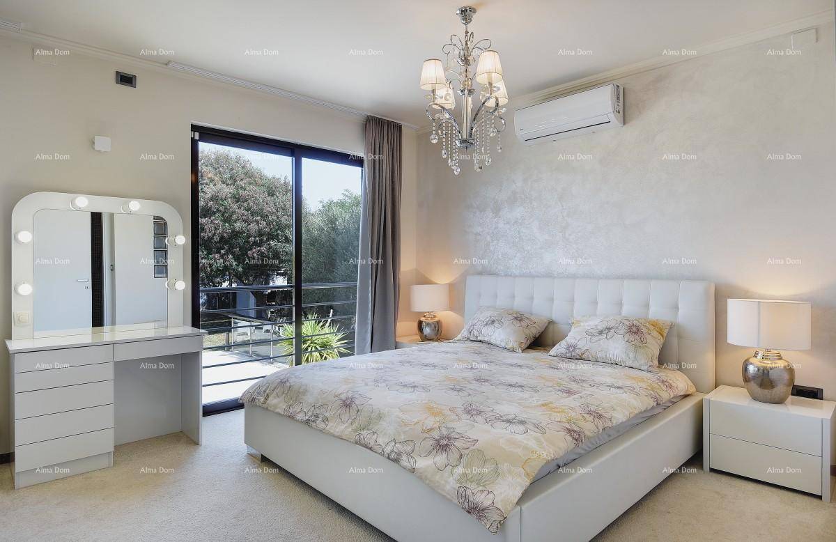 Helles Schlafzimmer mit Doppelbett, Schminktisch und Zugang zum Balkon oder Garten.