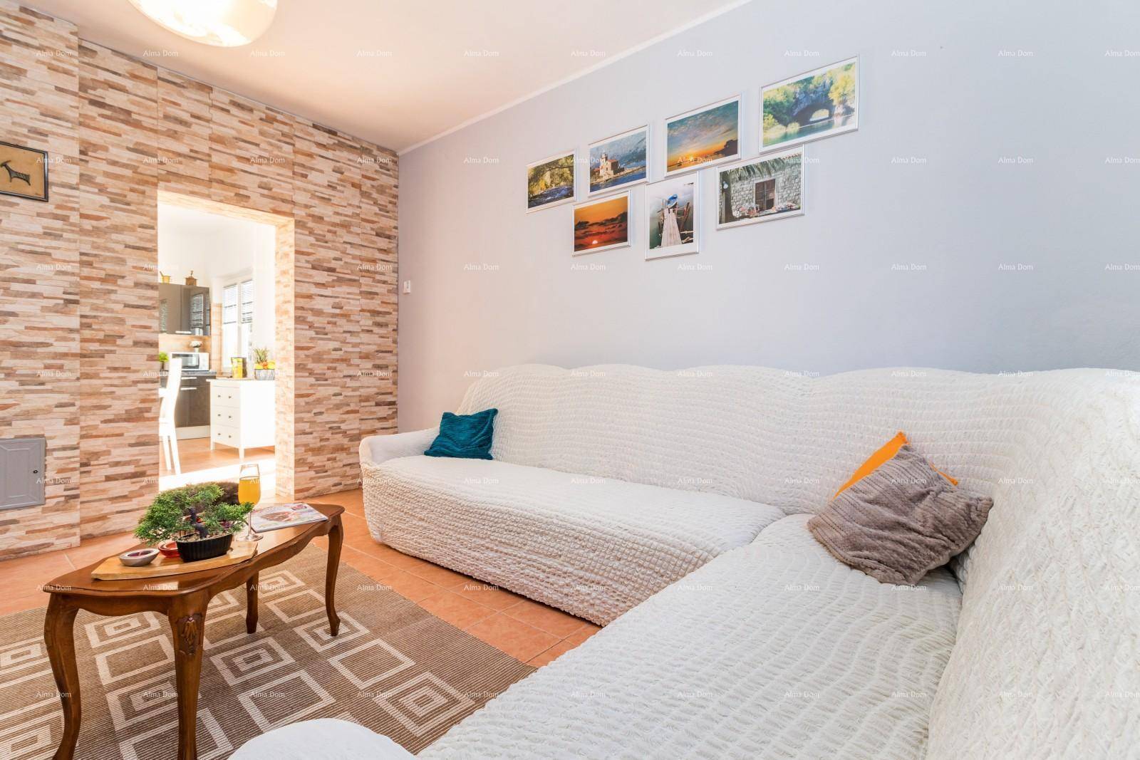 Gemütliches Wohnzimmer mit großem Sofa, Couchtisch und dekorativer Steinwand.