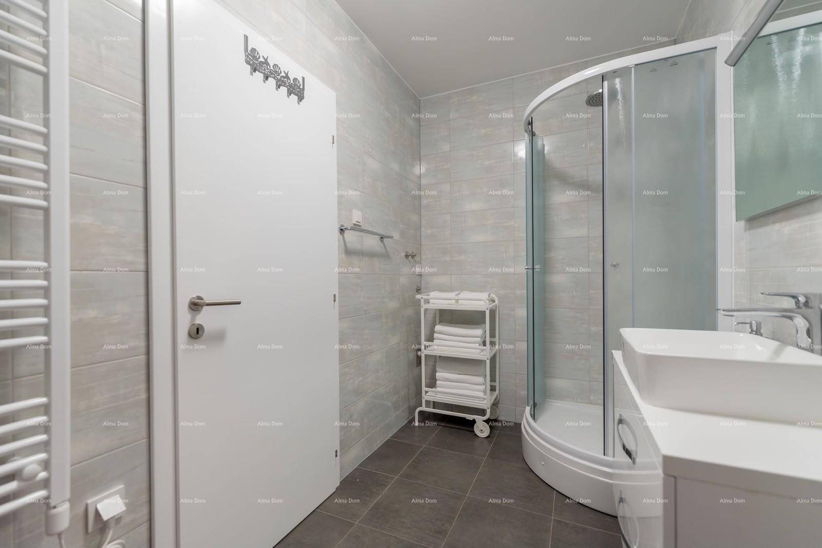 Modernes Badezimmer mit Eckdusche, Einzelwaschbecken und hellgrauen Fliesen.