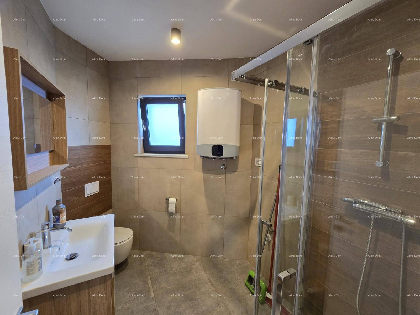 Modernes Badezimmer mit Duschkabine, wandhängendem WC, Waschbecken und einem Fenster für Tageslicht.