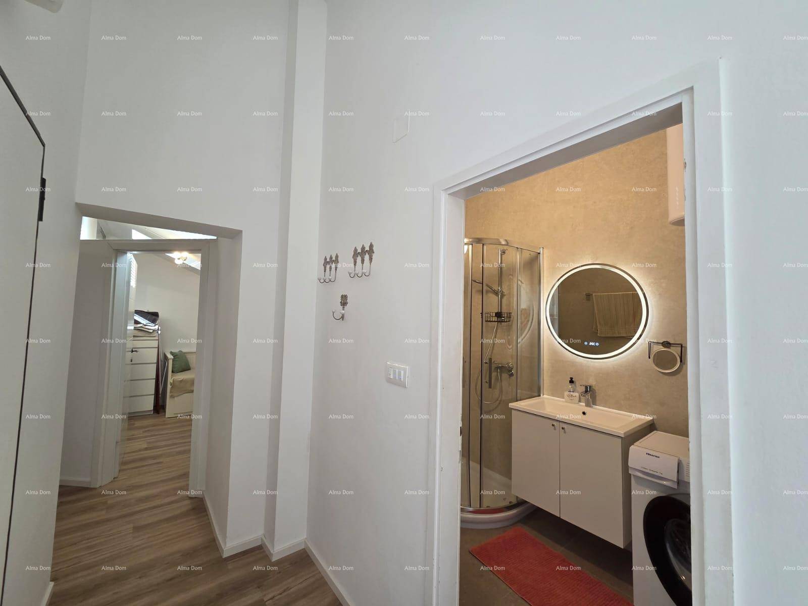 Heller Flur mit Zugang zum Badezimmer und einem weiteren Zimmer, modern gestaltet.