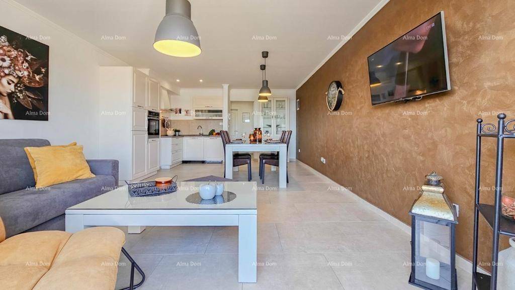 Offener Wohn-Essbereich mit integrierter Küche, TV und Zugang zum Balkon.