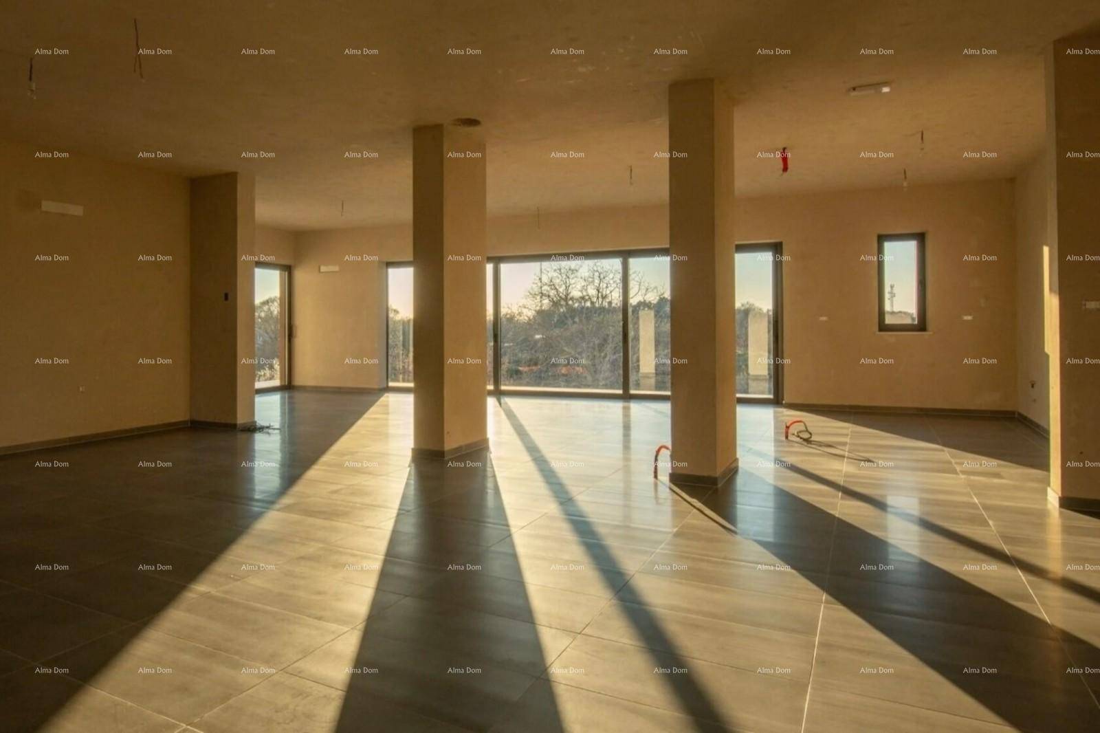 Großer, heller Wohnraum im Rohbau mit Säulen, großen Fenstern und Fliesenboden.