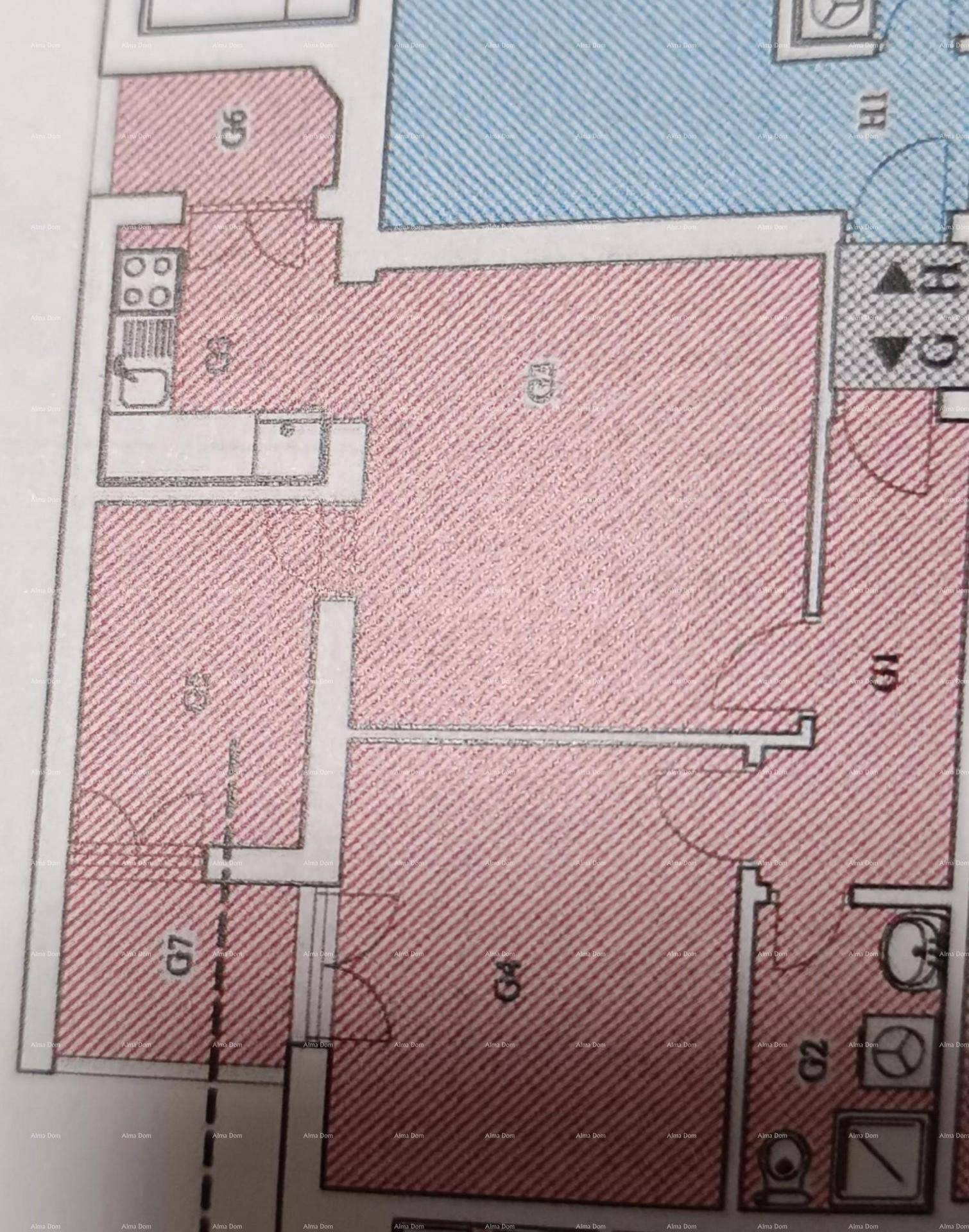 Grundriss zeigt die Aufteilung der Räume mit Küche, Bad und weiteren Wohnbereichen.