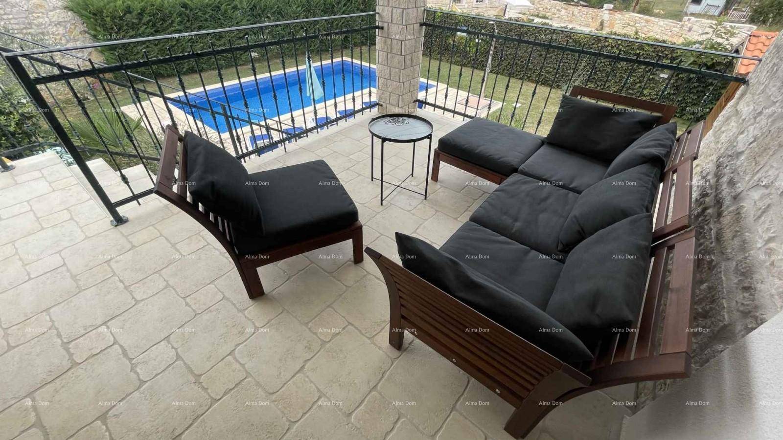 Balkon mit bequemen Lounge-Möbeln und Blick auf den privaten Pool und den Garten.