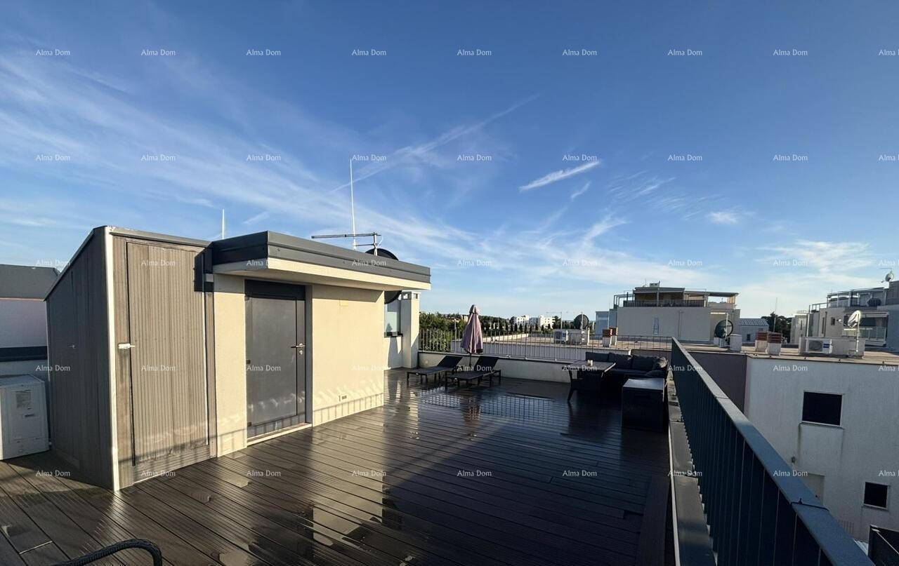 Weitläufige Dachterrasse mit Holzbelag, Sitzbereich und Blick auf die Umgebung.