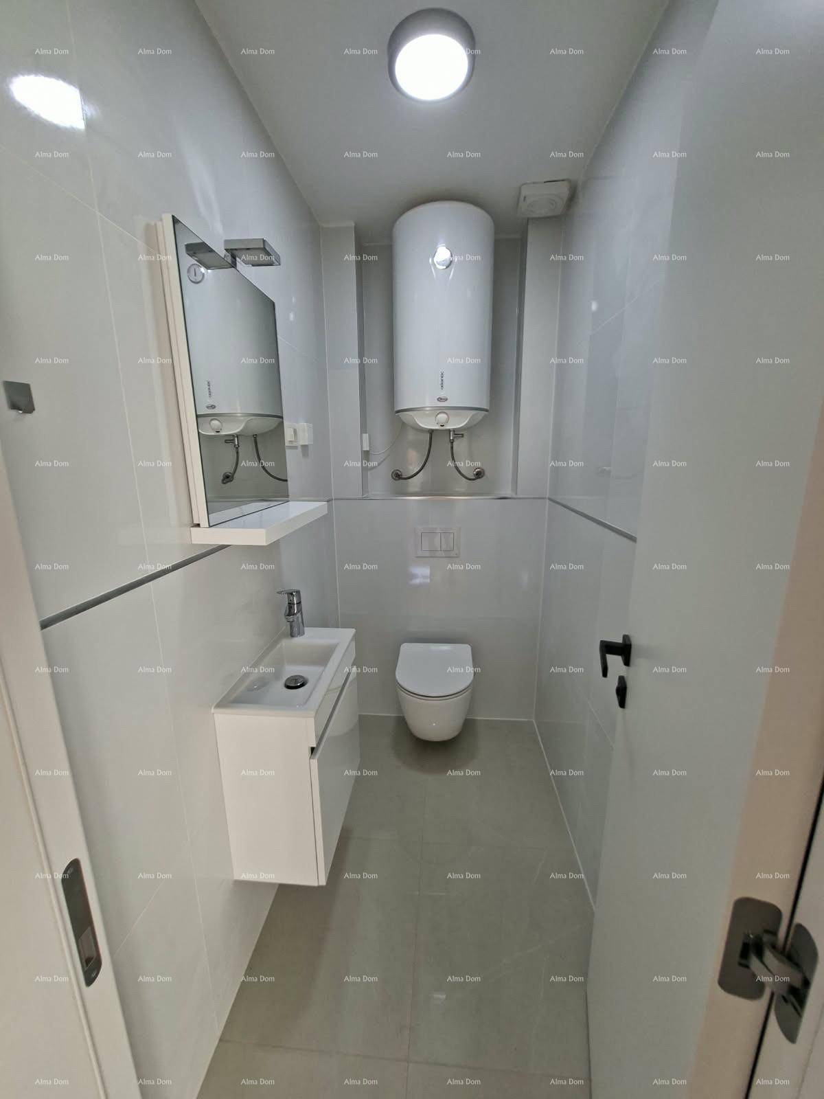 Kompaktes WC mit wandhängender Toilette, kleinem Waschbecken und Warmwasserboiler.