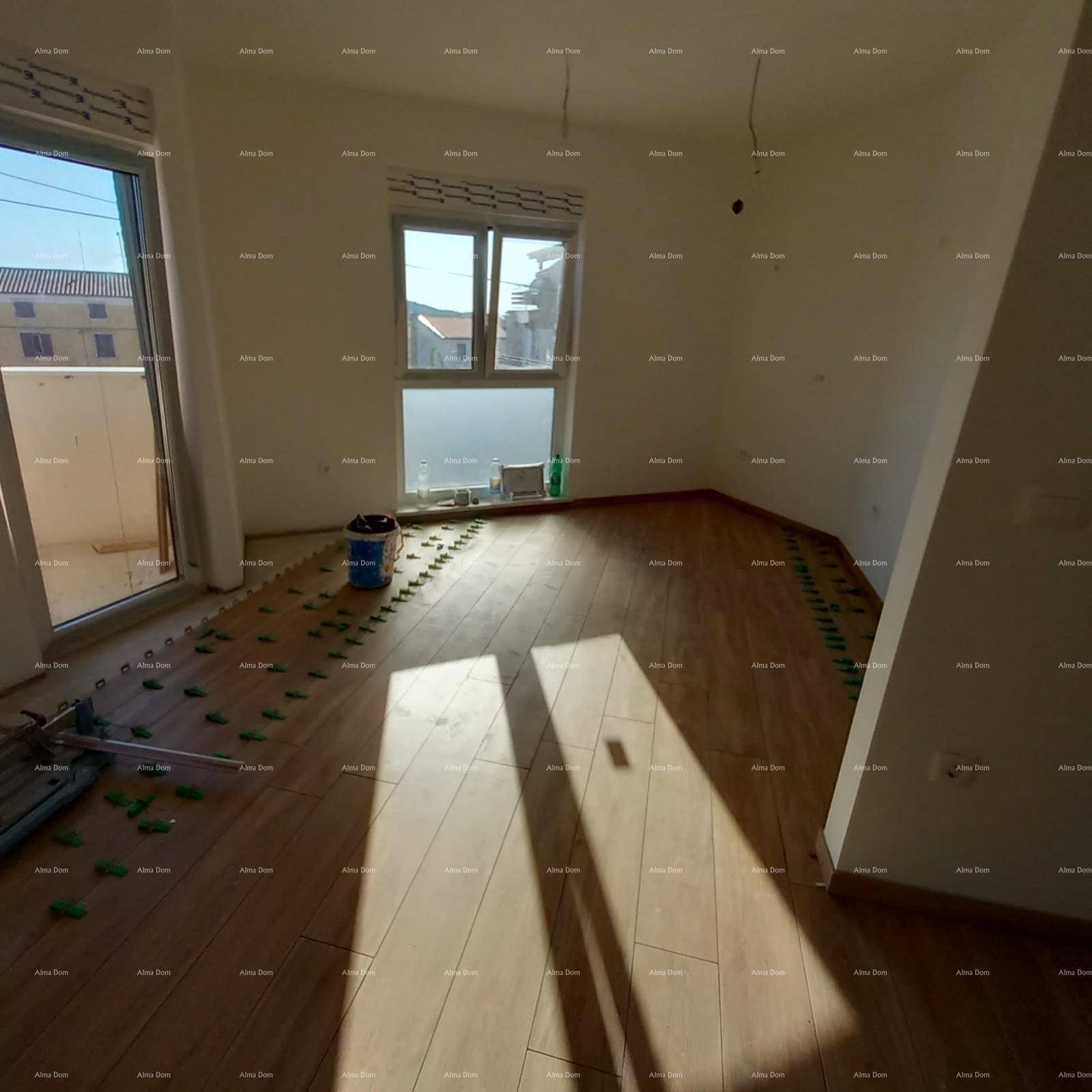 Geräumiges Zimmer mit großen Fenstern, viel Tageslicht und neuem Fliesenboden in Holzoptik.
