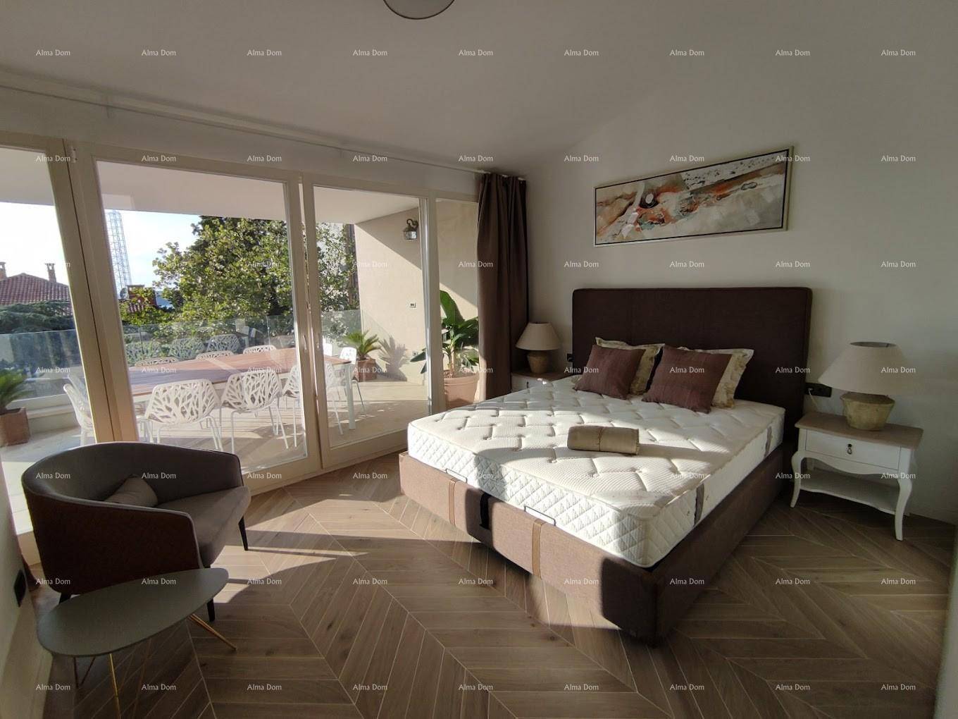 Helles Schlafzimmer mit Doppelbett und direktem Zugang zu einer sonnigen Terrasse.