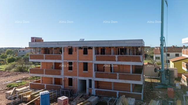 Neubau im Rohbau mit unverputzten Ziegelwänden und vorbereiteten Fensteröffnungen.